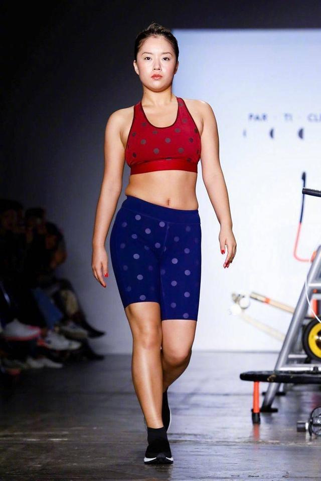 王菊首登纽约时装周T台，只是换个眼妆却叫人认不出，气场都没了