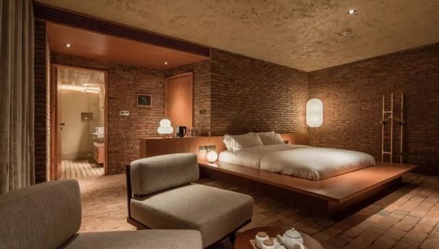 他在浙江大山里租6间房,花1500万装修,被村民嫌:太普通