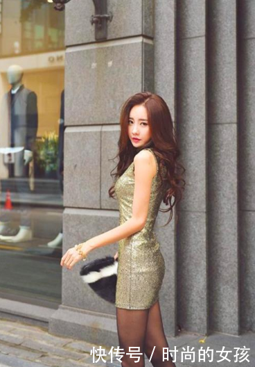 街拍: 紧身装尽显凹凸身材, 身材高挑尽显白皙美腿！