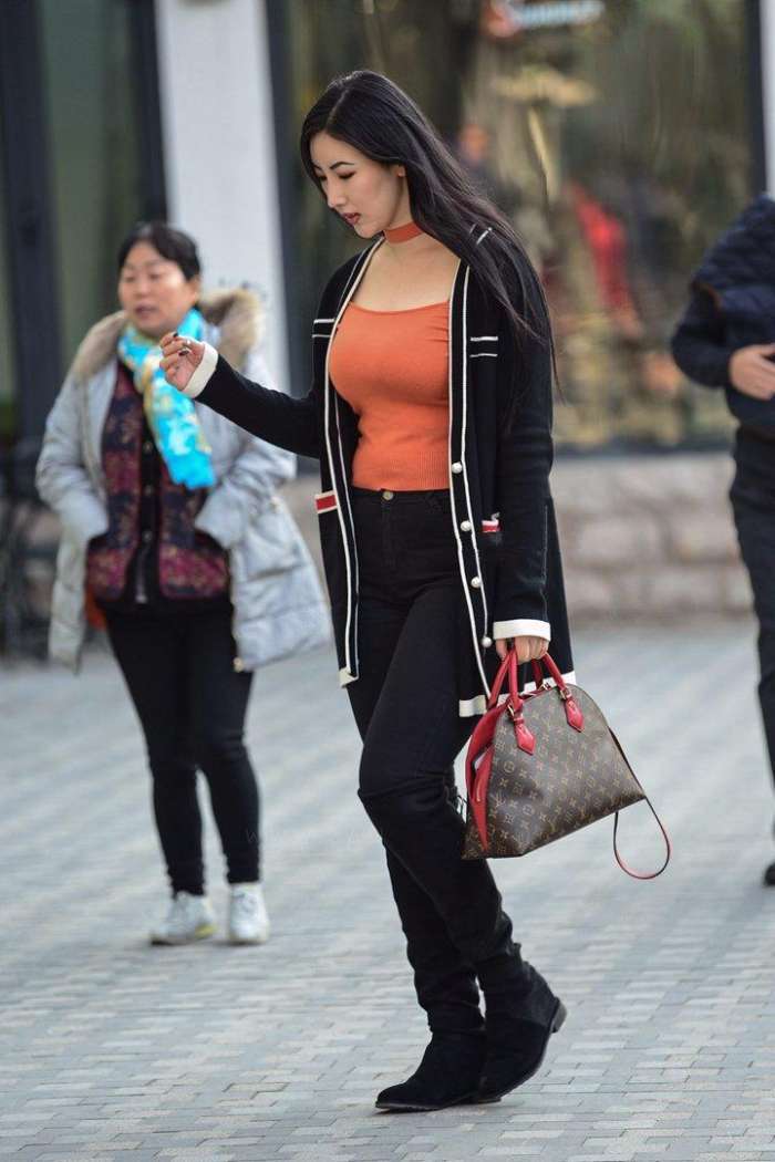 颇有时尚魅力的美女, 穿得有气场, 傲人身段更引人注目