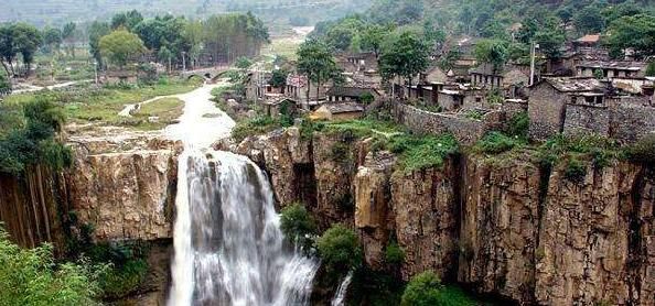  『每晚』中国一座建在瀑布上的村庄，每晚枕着瀑布入睡，游客却络绎不绝