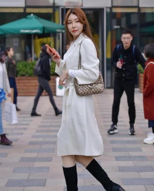  『蓝色』街拍：面带微笑的美女，一条蓝色的吊带牛仔裙，时尚魅力气质