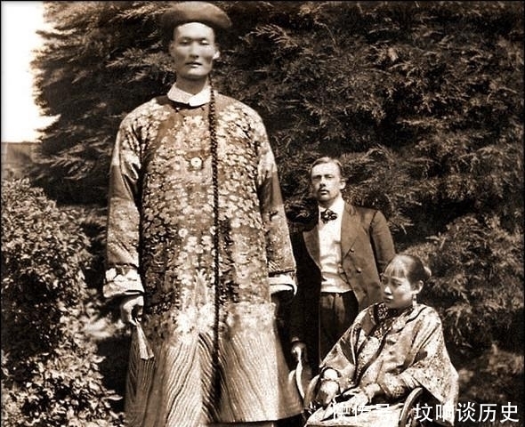 『老照片』历史老照片晚清不仅贵族女子相貌出众,就连宫女也是出类拔萃
