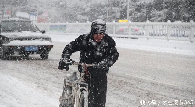  威海■山东威海突降暴雪，市民全副武装，顶着风雪出门慢行！