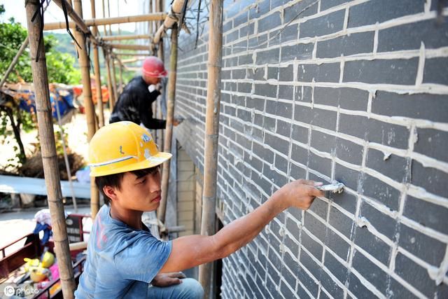 为什么有人不在农村住，还要盖房？专家提出6点，农民无奈叹气