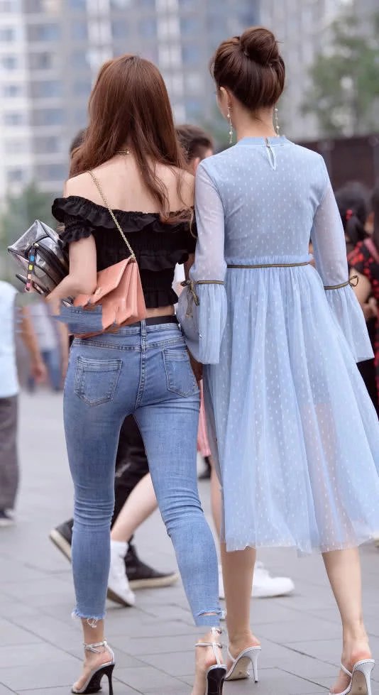 小姐姐紧身装勾勒出迷人曲线，小姐姐各种露身材的穿搭很是火辣