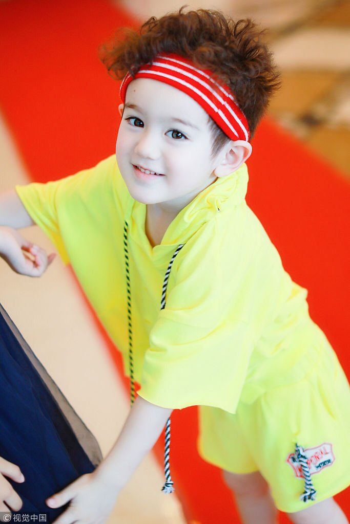 《放开我北鼻》周嘉成仰头一笑“萌力”四射  穿黄色套装梳小卷毛