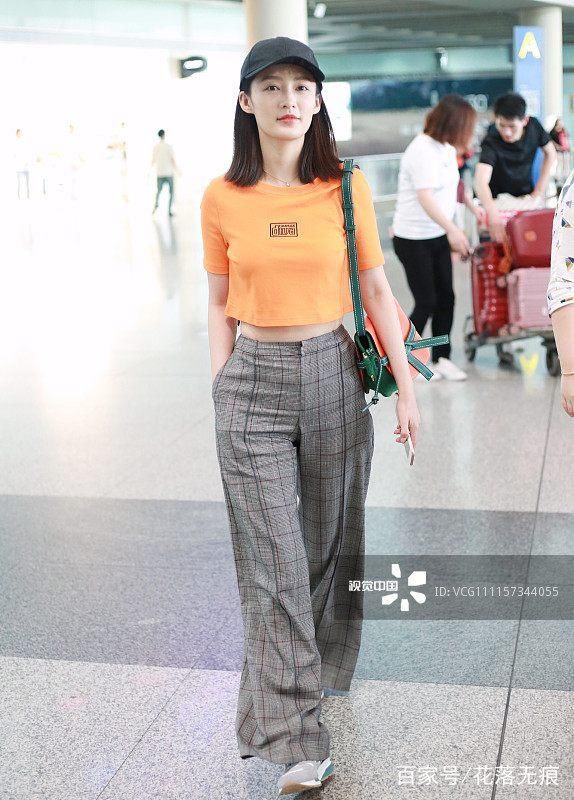 李沁机场变秀场,短T暴露小蛮腰,好想量一量她的腰围!