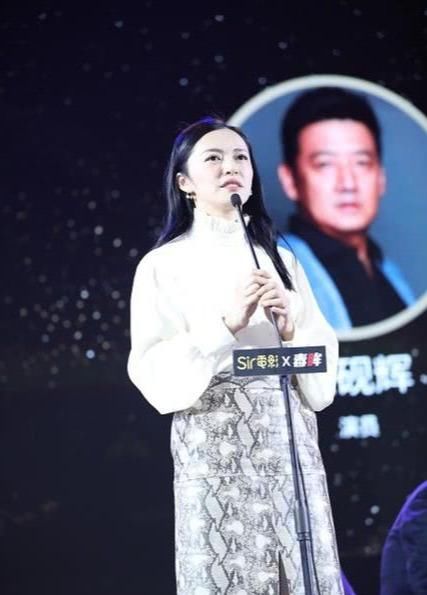  [半身裙]半身裙成今年春天流行款，温柔知性又甜美，中年女性也能穿