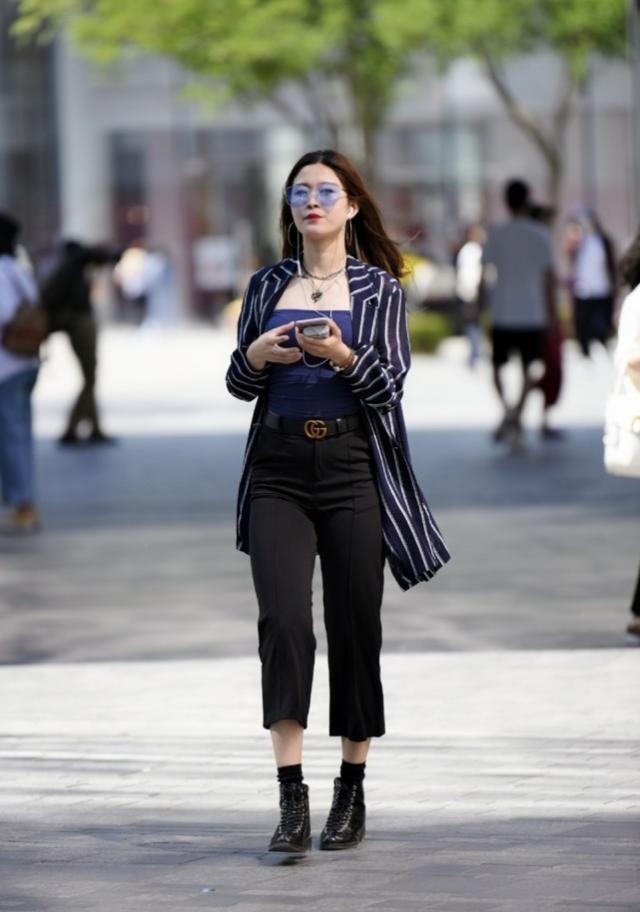 『美女』清新时尚给人清爽利落的感觉,行走间显满满的时尚活力气息