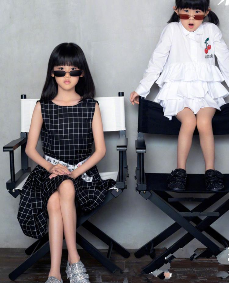 鲍蕾母女大片出炉，贝儿大长腿比短裙还抢镜，网友：陆毅养得好！