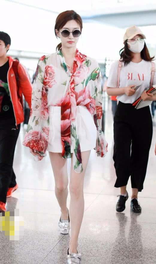 江疏影真是越来越会玩，衣领竟然比裤子还要长?却意外好看!