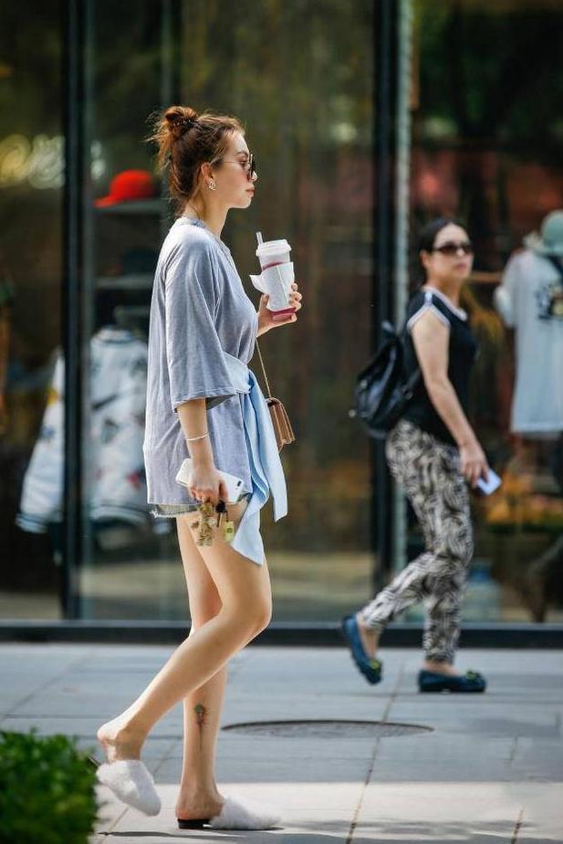 白领气质穿露脐装的美女，细腿丰臀身材不要太好！