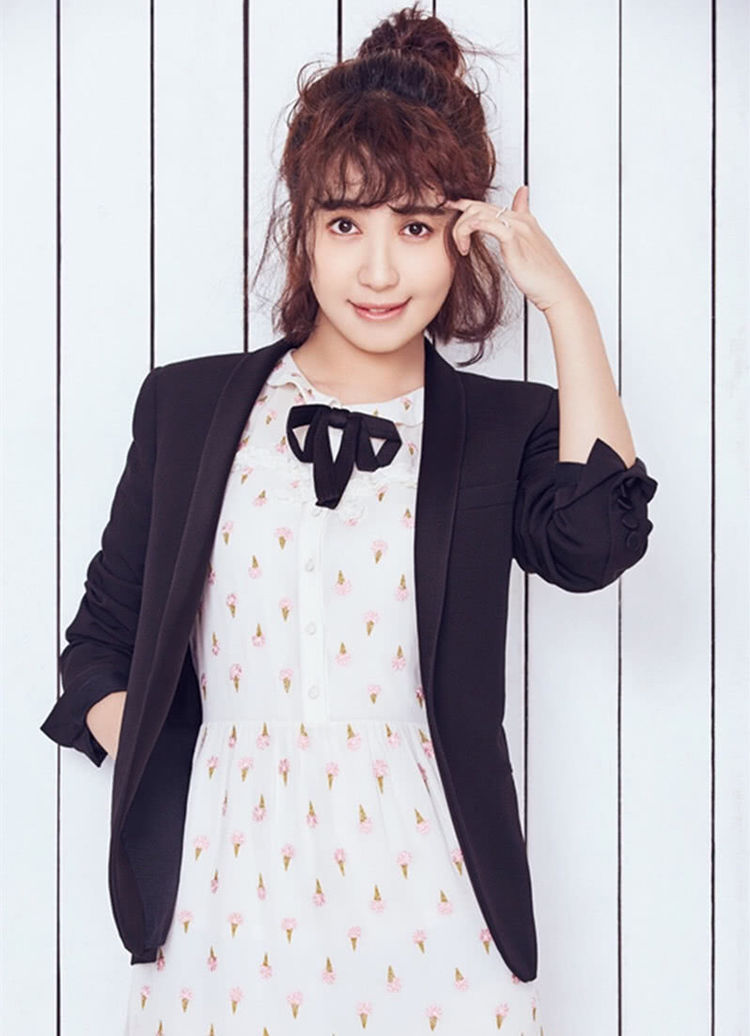 李菲儿不过是烫了个刘海，少女感十足，网友：气质真好！