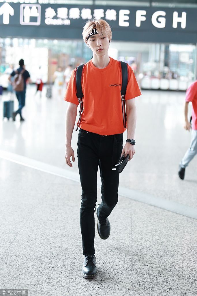 X玖少年团赵磊非主流造型显痞气  头绑发带变励志小哥哥公务繁忙