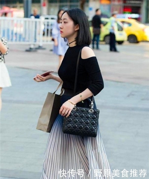  #简洁#街拍：齐肩短发的小美女，白色长裙配黑色高跟鞋，简洁又素雅