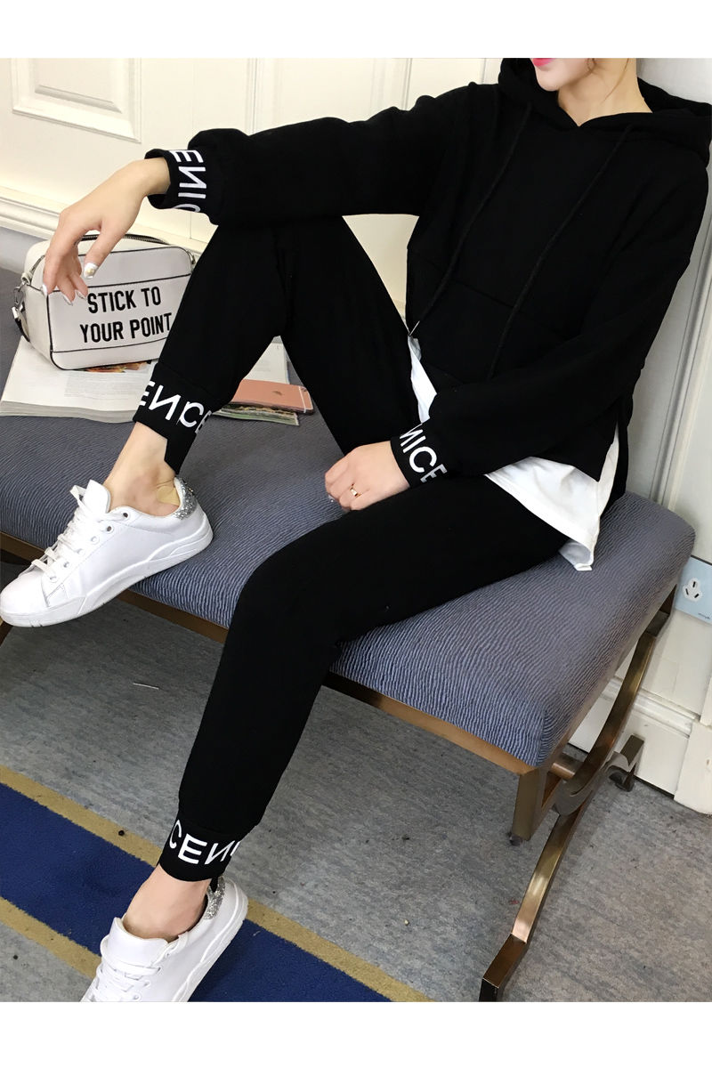 国庆旅游，老婆不穿裙子也那么美，只因穿的秋衣太漂亮，真美醉了