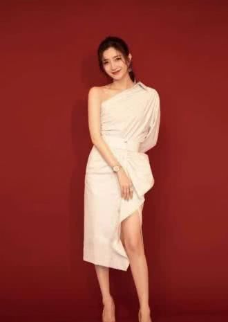  「女星」显瘦遮肉还时髦，难怪女星们都爱！我不允许你的衣橱里没有它
