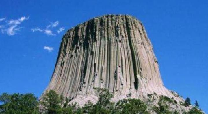 世界上最奇特石头，一块巨石被整齐切割为两半，专家至今无法解释