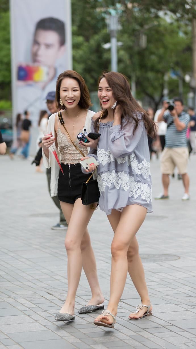 街拍广州:正在上下九逛街的美艳小姐姐，修长美腿跟让人沉沦