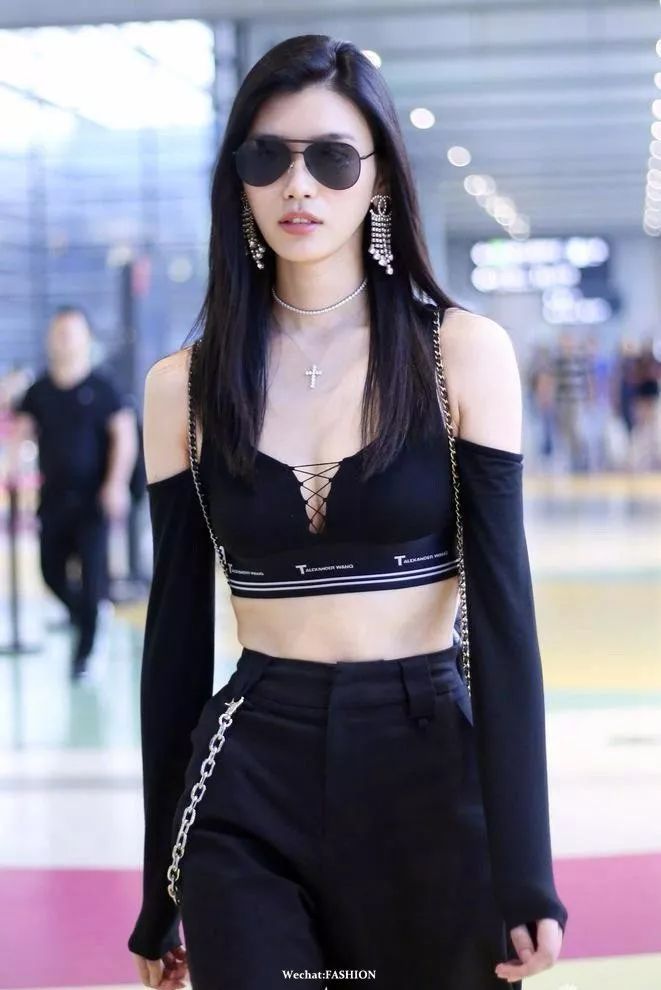 明星 | 孟美岐机场大玩“下半身失踪” 韩雪太会穿献上我的膝盖