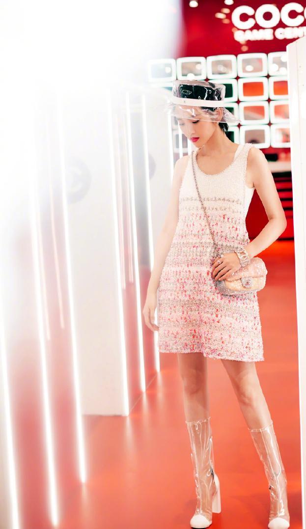 唐艺昕真厉害！透明鞋+小香风连衣裙，网友：一般人还真不敢穿