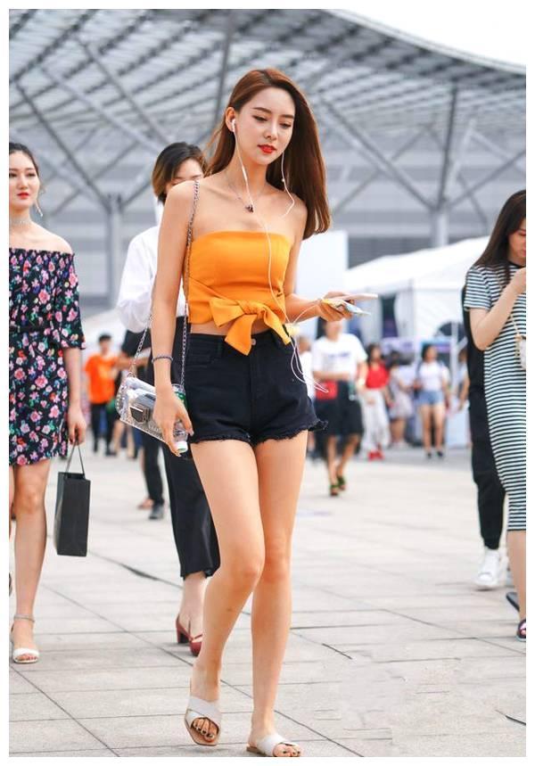 小姐姐迷人的锁骨,纤细的小蛮腰,加上完美有致的身材特别抢眼!