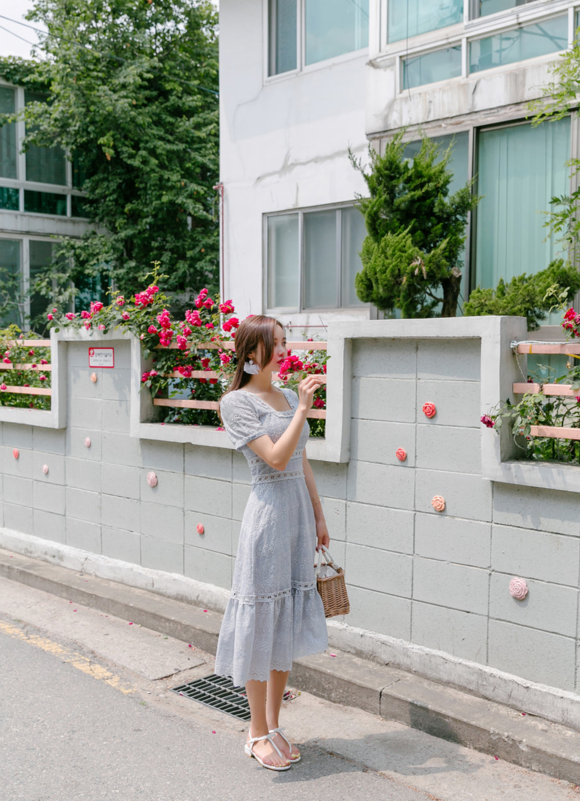女神孙允珠，明斯克民族花饰波漾淡灰洋裙