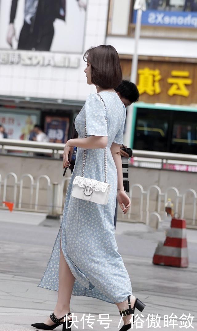 『美女』路人街拍,美女穿浅蓝色碎花连衣裙,增添了不少女人味
