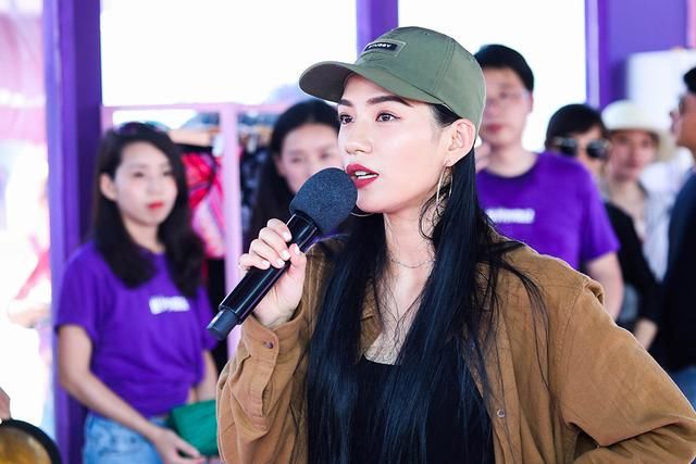 前方长腿小姐姐出没！35℃齐聚上海奇幻市场，美女妙物太养眼