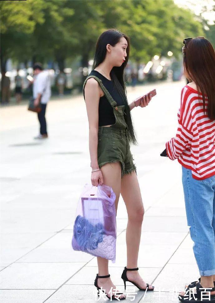 "fromicon":"0"街拍丨简约时尚,打造魅力女人味
