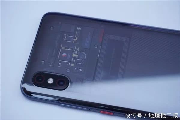 小米8探索版背面是一张贴纸?官方回复了,用户