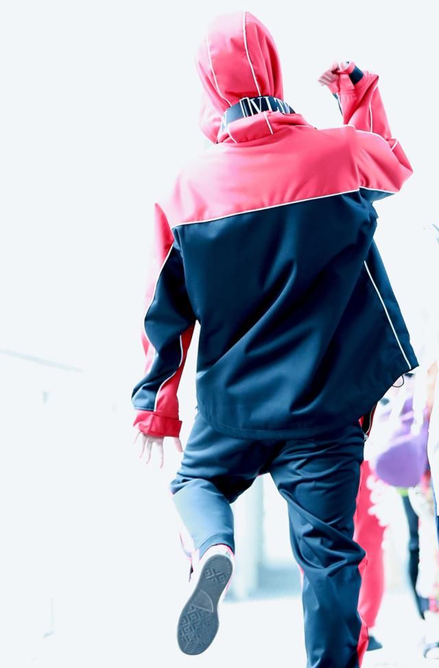 售票员的腰包居然掌控了整个夏天,半个娱乐圈都在背,你还不get