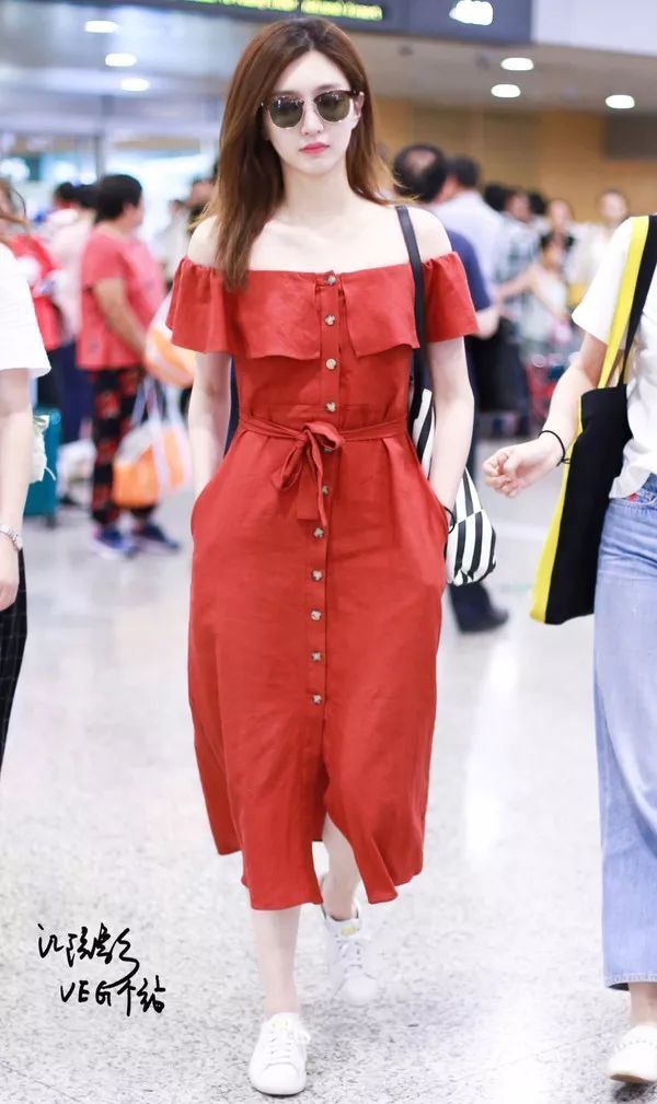 瘦回巅峰的赵薇年轻10岁!白百何这脸是怎么了?【海报街拍】