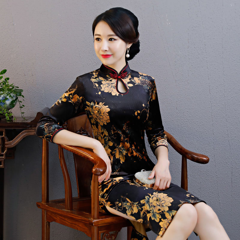 身材好的70女人，别穿毛衣裙，穿秋季旗袍，举手投足都无比迷人