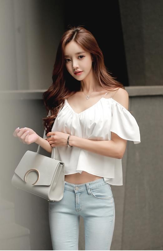 很显女神魅力的小脚皮裤装扮，充满了女性的干练气息！