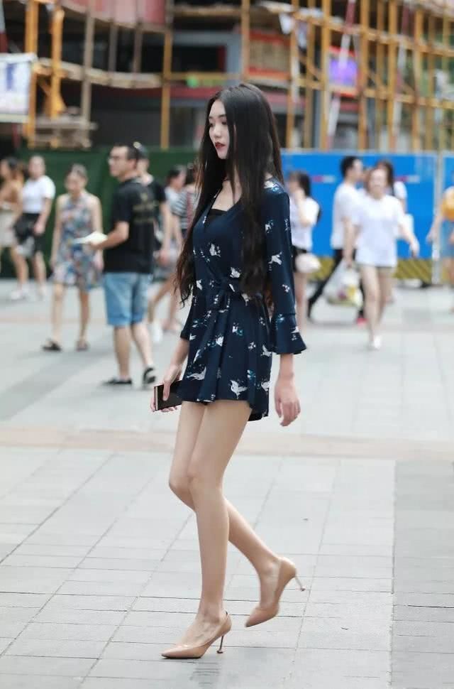  「宽松」街拍：长发垂肩的小姐姐，身穿深蓝色连衣裙，清新靓丽