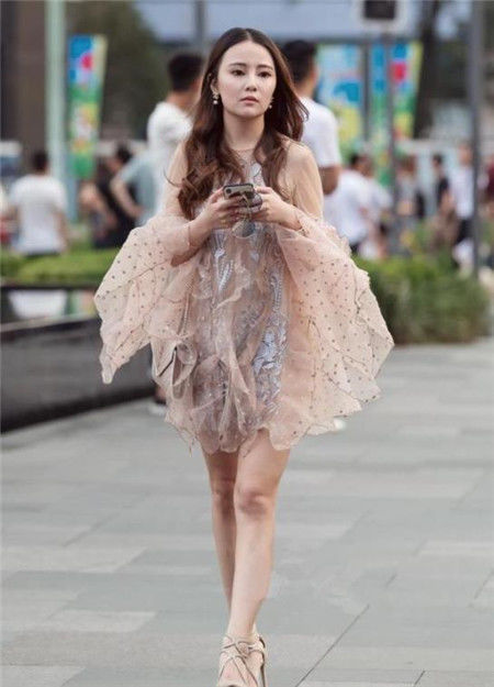 「时尚」街拍高挑美女穿时尚套装短裤,秀出大长腿,戴着墨镜气场十足