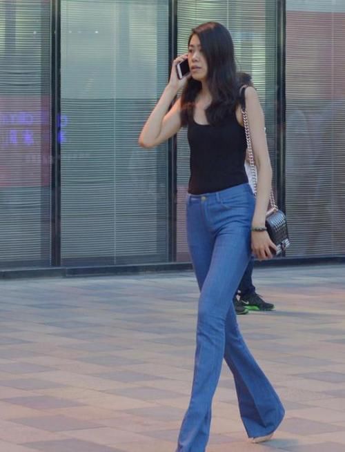 [清爽]街拍：出水芙蓉的美女，一件红色的连衣裙，时尚清爽自然美