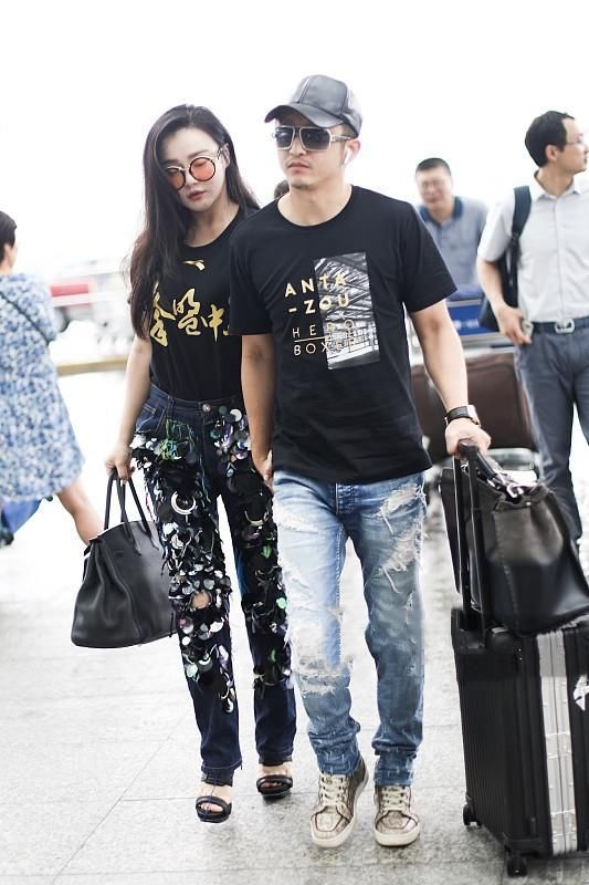 邹市明夫妇参加活动穿着正规大方，刚结束就造型大变衣服个性高调