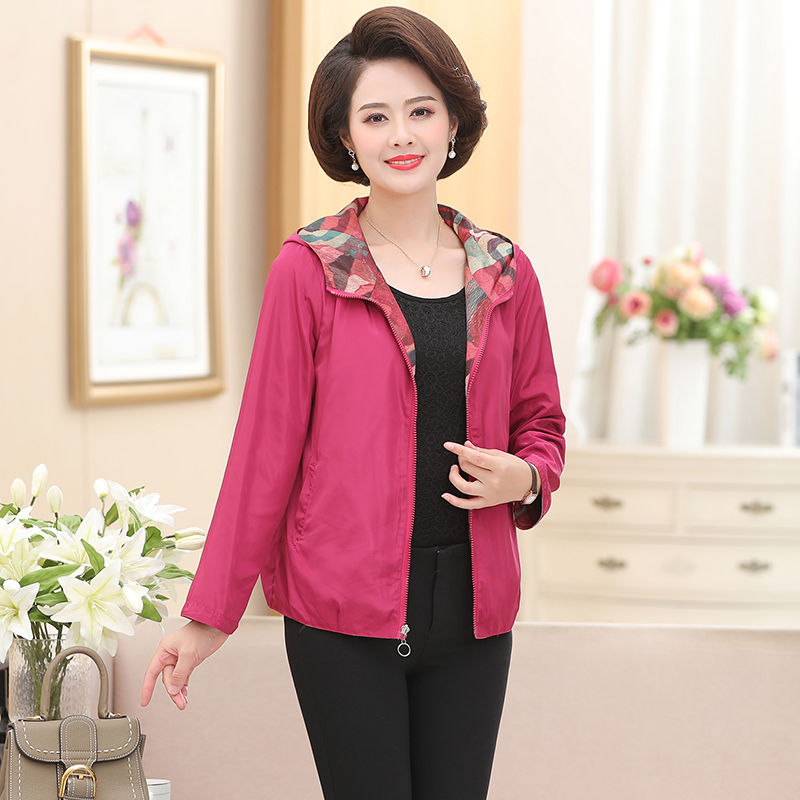 50岁妈妈，从不买风衣!薄外套+小脚裤的搭配，不穿高跟都显高