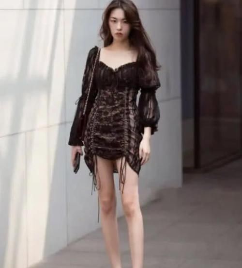  美女：美女时尚街拍：丰姿绰约的美女，一条棕色的吊带连衣裙，时尚魅力女人味