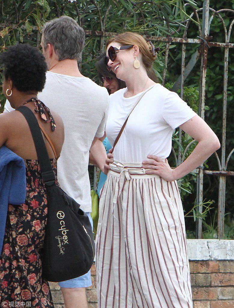 第75届威尼斯:安妮海瑟薇陪女儿摸雕像宠娃十级 坐公园墙头不怕