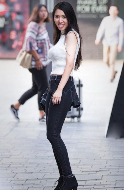 曲线迷人的牛仔裤美女，展露时尚的气质，特别的夺目！