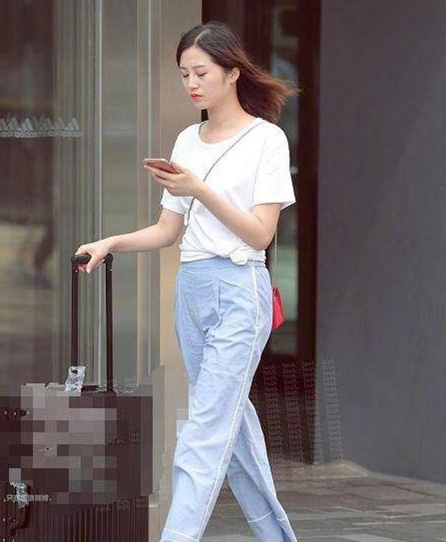  别人@简单易搭的基础款白T恤,想要比别人穿的更出彩,就这样搭配