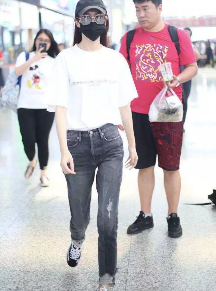 唐嫣腿真长，连九分裤都被她当七分裤来穿，网友:腿就把直接霸屏