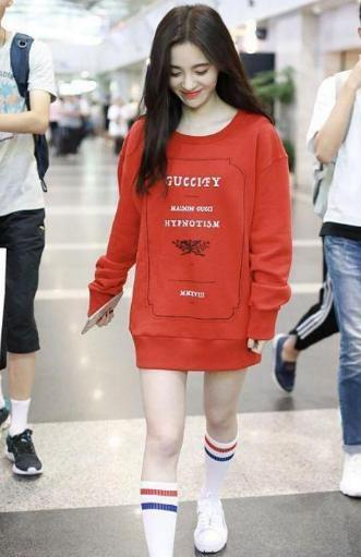 鞠婧祎和欧阳娜娜同时玩下半身失踪，网友：小奶猫和女神的差距！