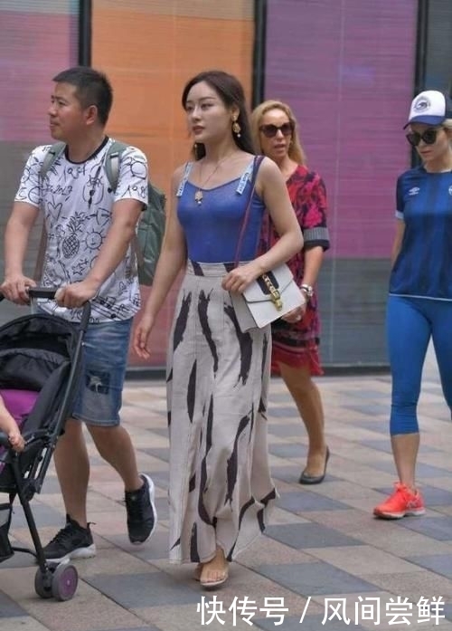  #白皙#白皙的皮肤，搭配浅色牛仔裙，这就是清纯