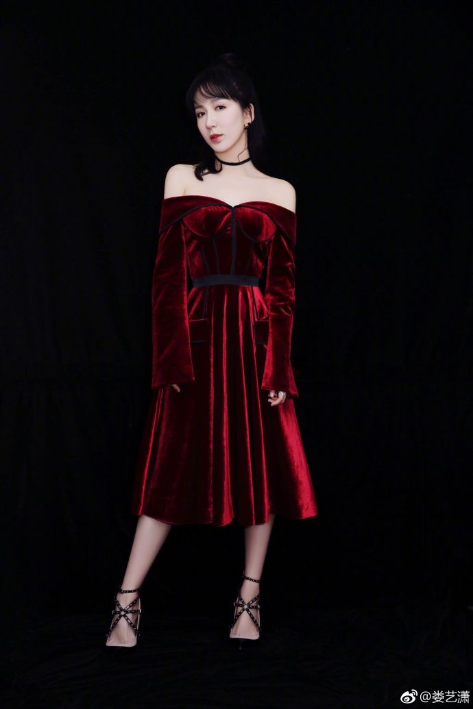 娄艺潇穿丝绒长裙优雅美艳 肤若凝脂大秀优美肩颈线