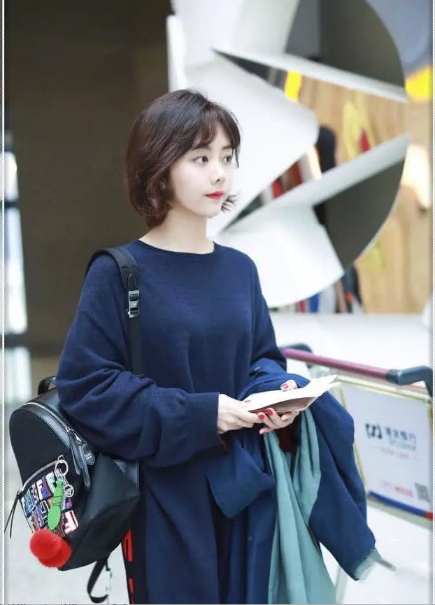 谭松韵终于穿对了!黑色T恤搭牛仔短裤去机场，大长腿好抢眼